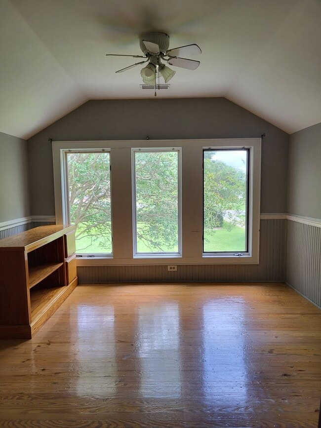 Building Photo - Farm house in Mt Holly