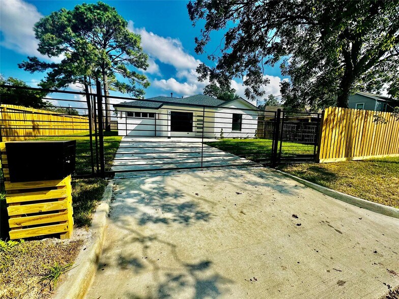 Primary Photo - 801 Woodard St