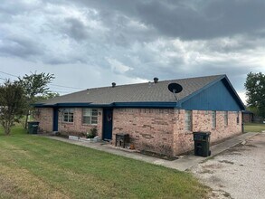 Building Photo - 2 bedroom /1 bath Fourplex in North Bryan! Available Now!