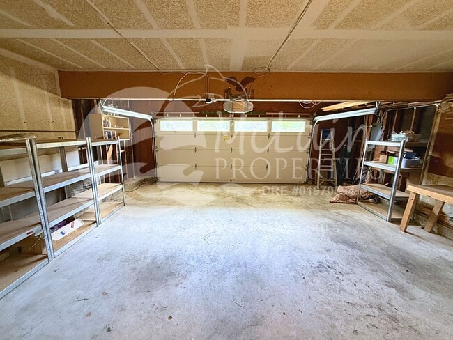 Building Photo - 4 bd with SOLAR  and AC with huge yard!