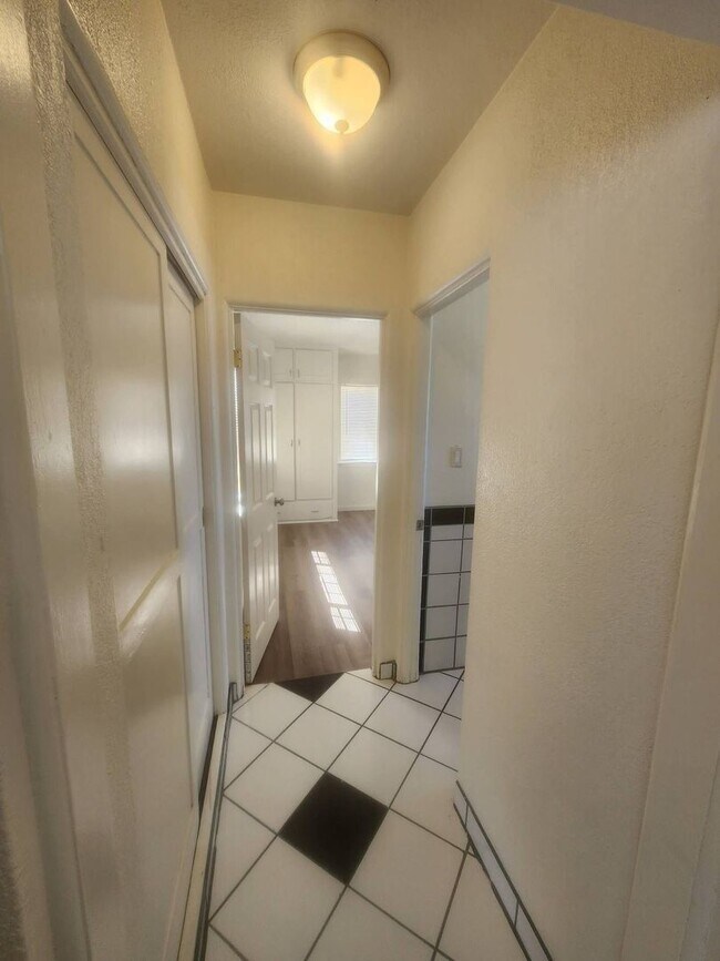 Building Photo - 74414 Cottonwood Dr