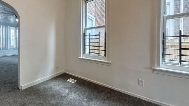 Building Photo - Philly Bi-Level: Modern & Bright