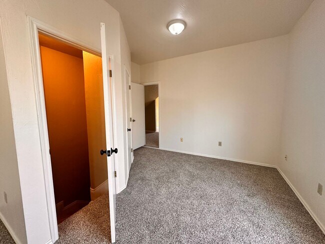 Building Photo - Spacious 4 Bed in Deer Creek