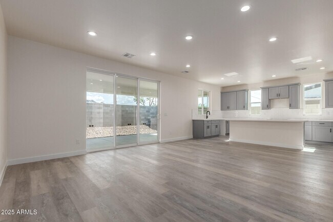 Building Photo - 957 E Desert Dr
