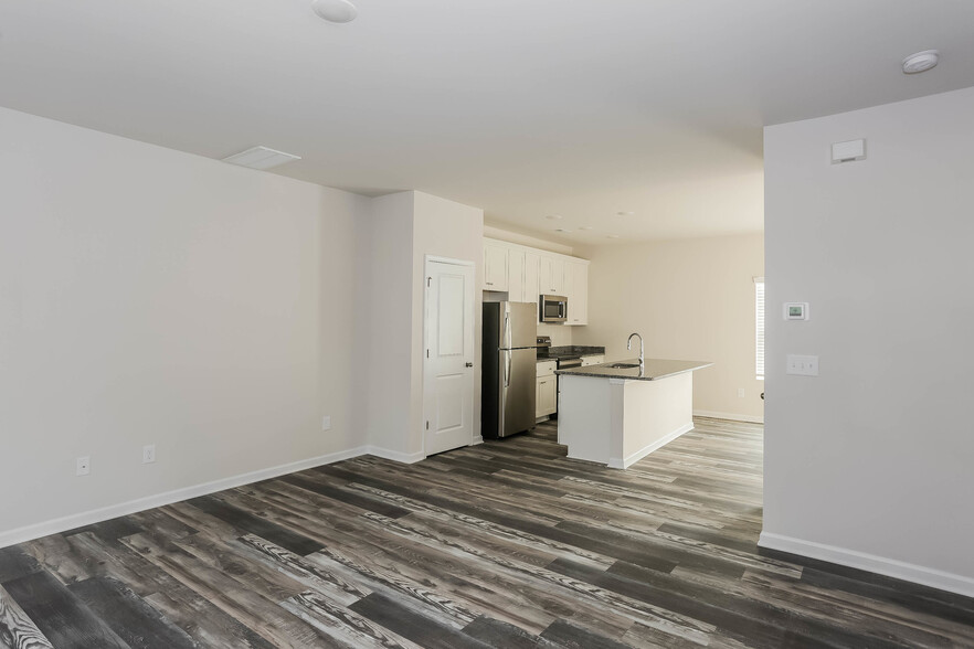 Building Photo - 105 Dogwood Village Trl