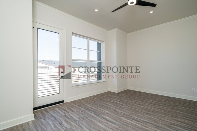 Building Photo - Luxury 3 bedroom, 3.5 Bath, 2 Car Garage Townhome- Fully Furnished!