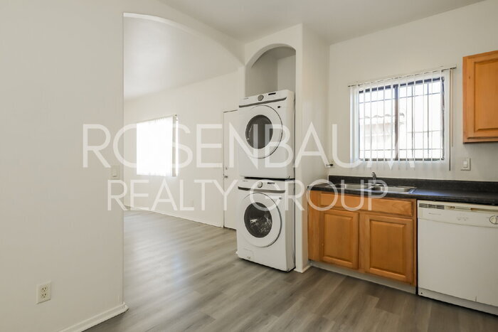 Building Photo - 354 W Delano St