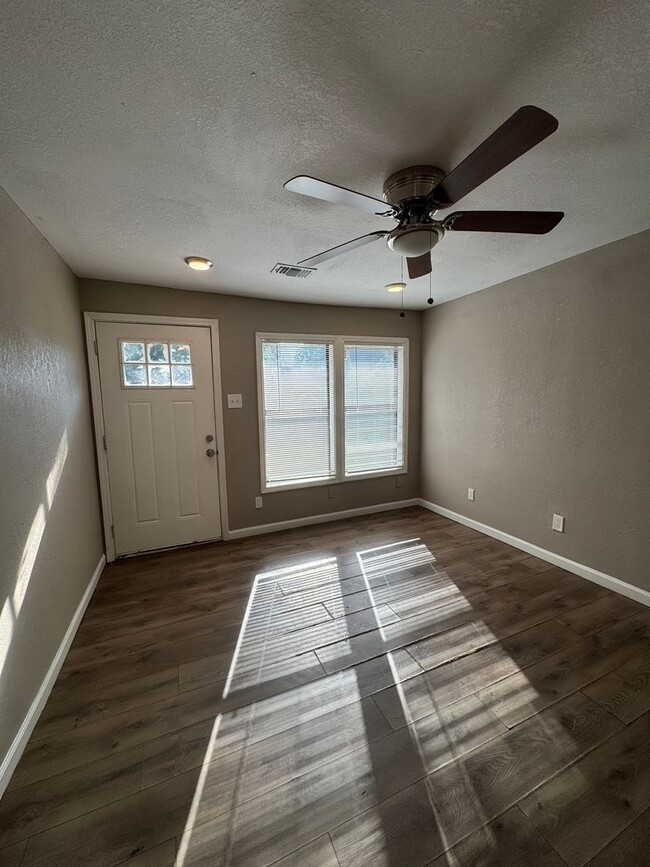 Building Photo - 3 Bedroom / 1 Bath Available Now in Jonesboro
