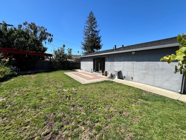Building Photo - Updated Single Story Home located in Conve...