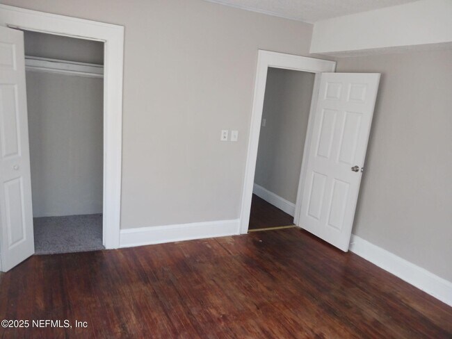 Building Photo - 110 E 15th St