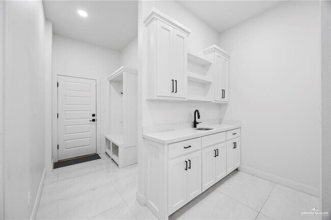 Building Photo - 1615 Lago Delton