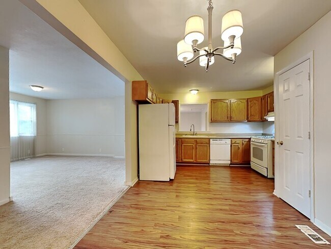 Building Photo - 4 bed 2 bath in Fishers!