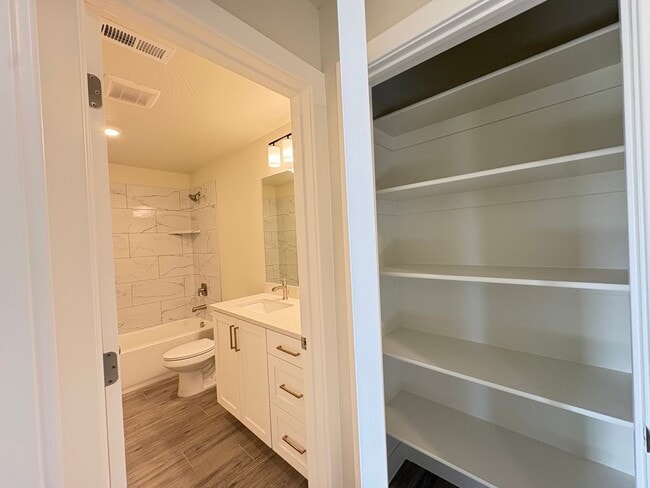 Building Photo - Brand New Townhome