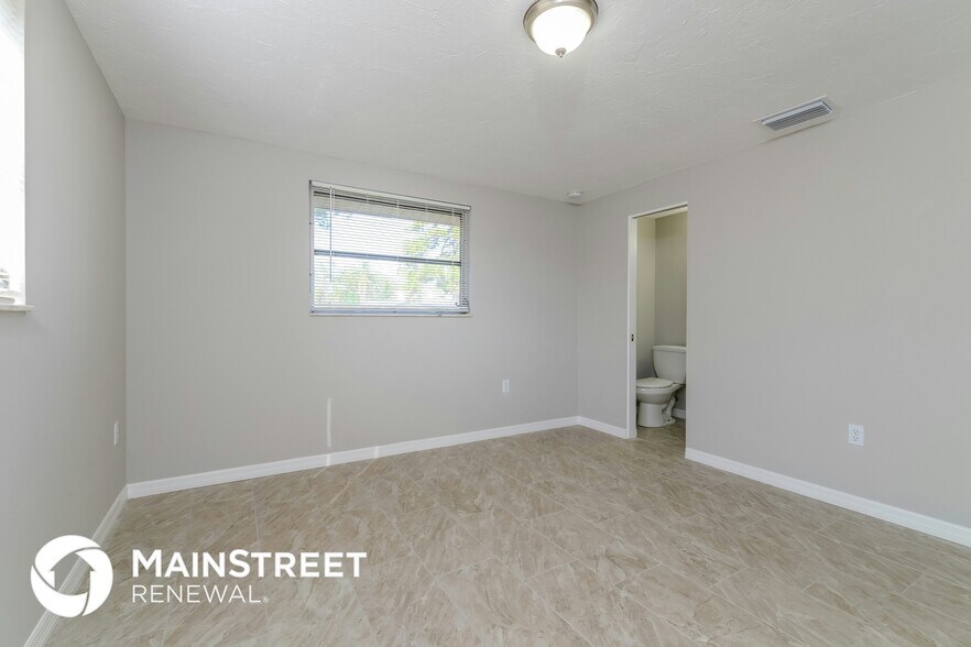 Building Photo - 2472 Waneta Dr