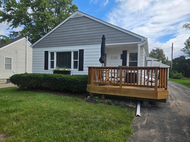 Primary Photo - 1124 Somonauk St