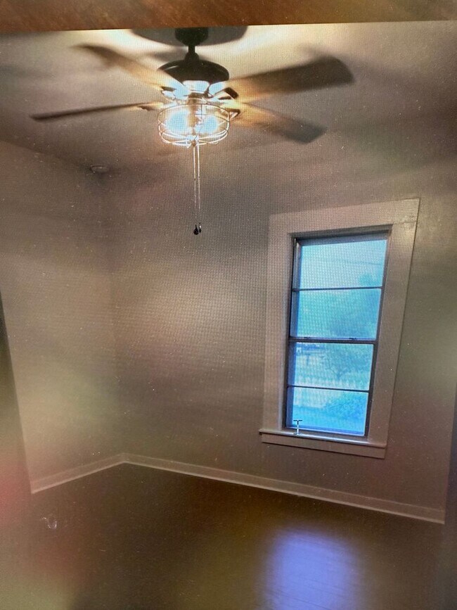 Building Photo - Charming 2 bed 2 bath 1 car garage AND 2 CAR CARPORT!!  Modern Farmhouse with Glassed in Sunroom!