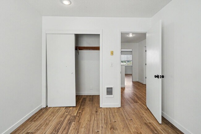 Building Photo - 5260-5262 Springcrest Drive
