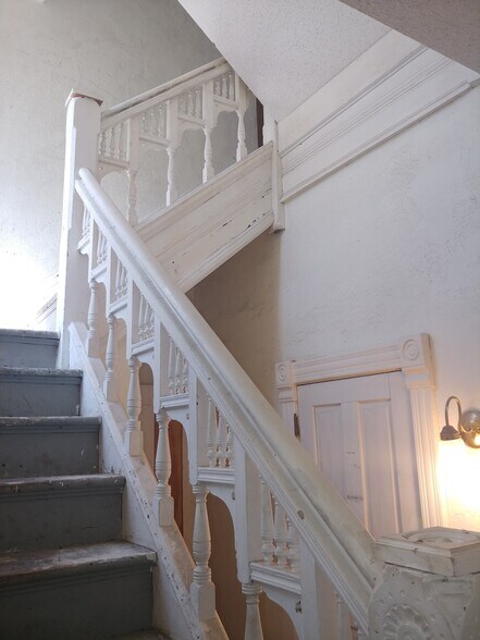 Building Photo - 1618 Thomas Pl N