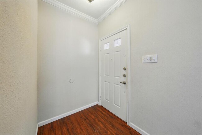 Building Photo - 2255 Braeswood Park Dr