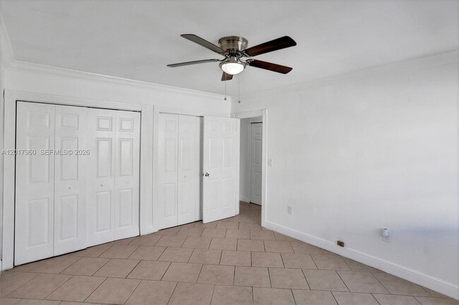 Building Photo - 713 Collins Ave
