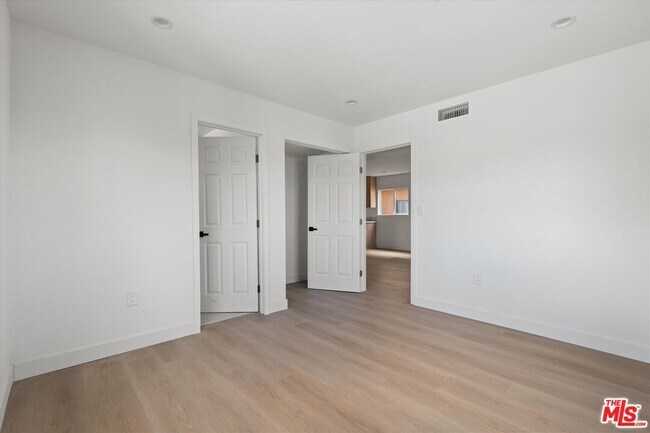 Building Photo - 3754 1/2 Veteran Ave
