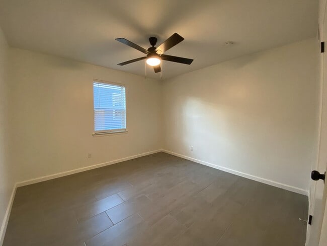 Building Photo - 2 bedroom 1 bath recently renovated near Broad Ave Arts District