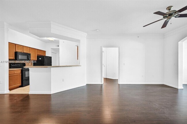 Building Photo - 2101 Myrtlewood Cir E