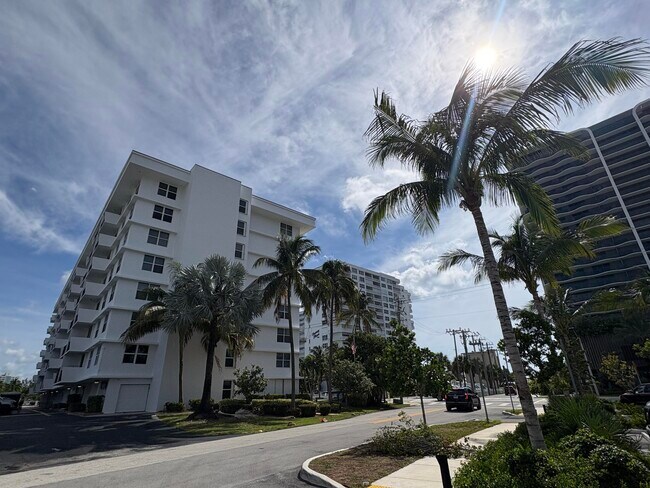 Building Photo - 1009 N Ocean Blvd