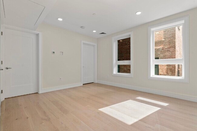 Building Photo - 301 Border St
