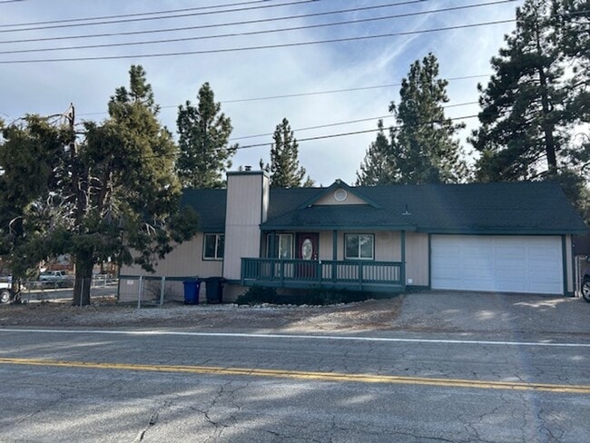 Building Photo - Large 3 Bedroom!