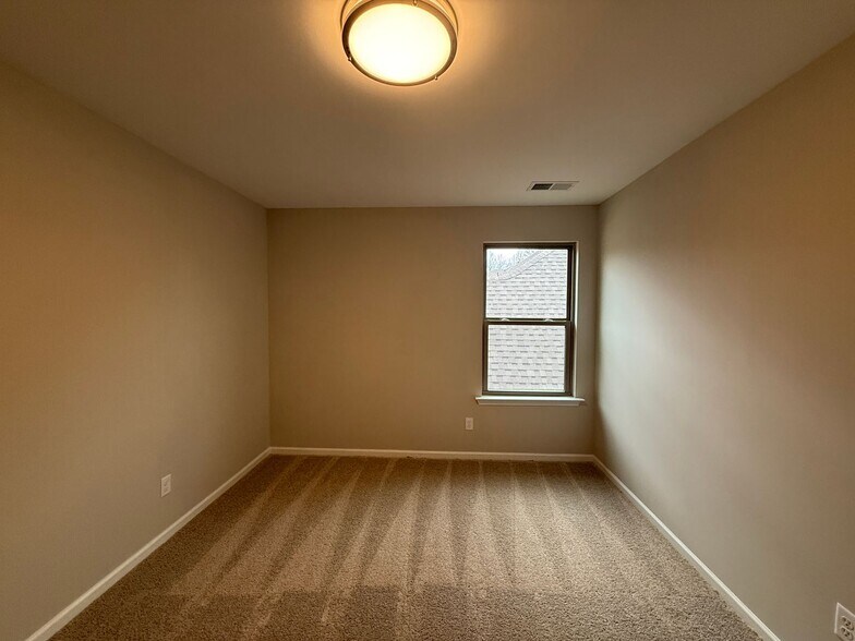 Building Photo - 1852 Bloomington Cir