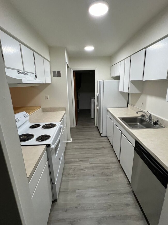 Building Photo - Large Townhouse in Virginia Beach with a Fenced Yard!