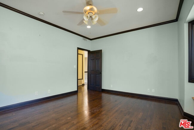 Building Photo - 1036 El Medio Ave