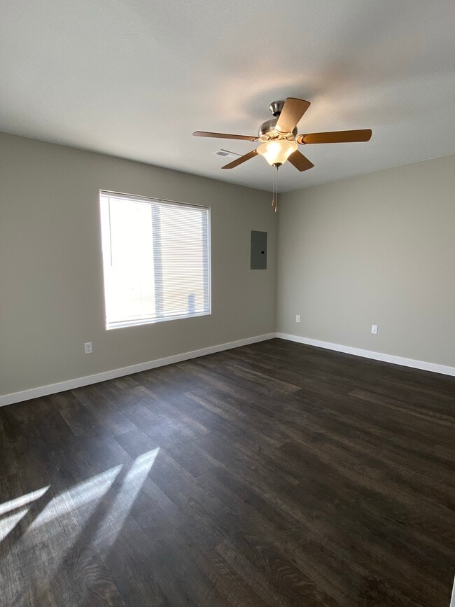 Building Photo - 592 E Martens Ct