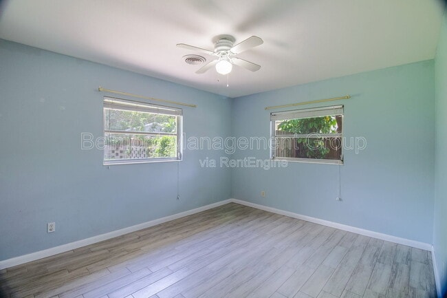 Building Photo - 1868 Lake Spier Dr