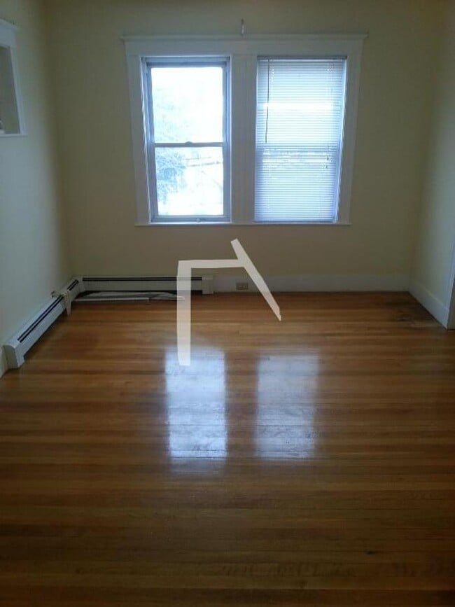 Building Photo - 9/1 No Fee! Spacious 3BR near Oak Sq, BC, w/d in unit!