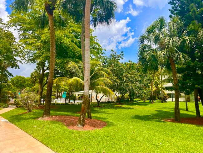 Building Photo - 5155 E Sabal Palm Blvd