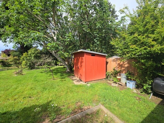 Building Photo - 3BD/2BA Eureka home is close to Sequoia Park, boasts infrared sauna!