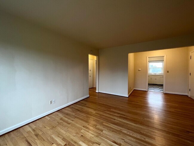 Building Photo - Pristine Top Floor 1 Bed, 1 Bath Gem!