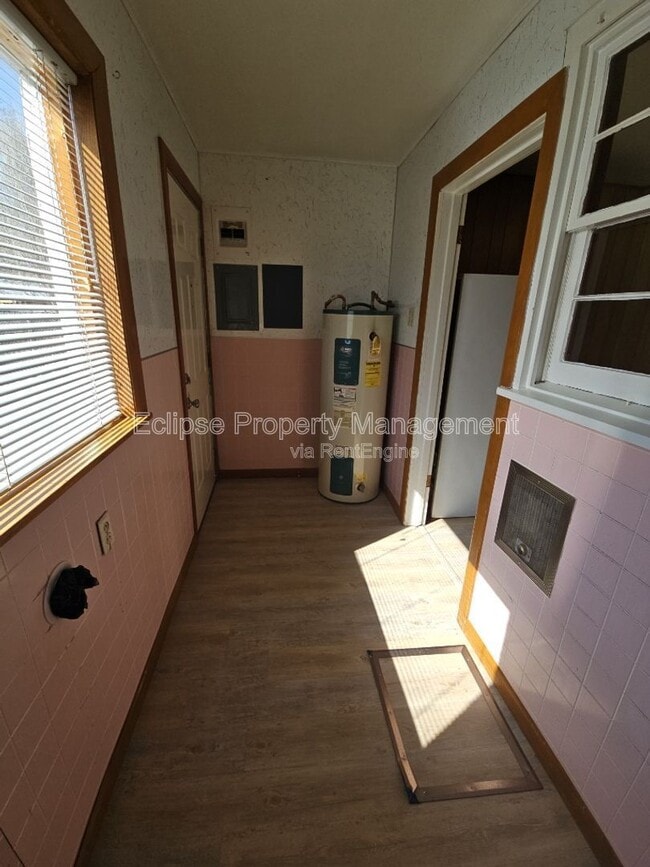 Building Photo - 427 Madison St