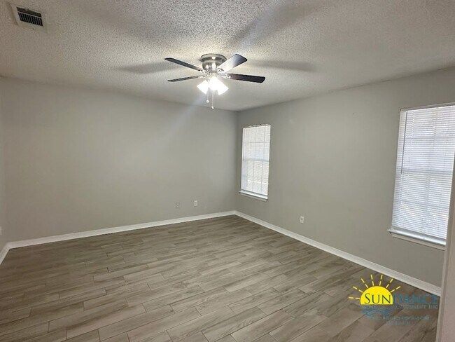 Building Photo - Open layout 3 Bedroom home in Navarre!
