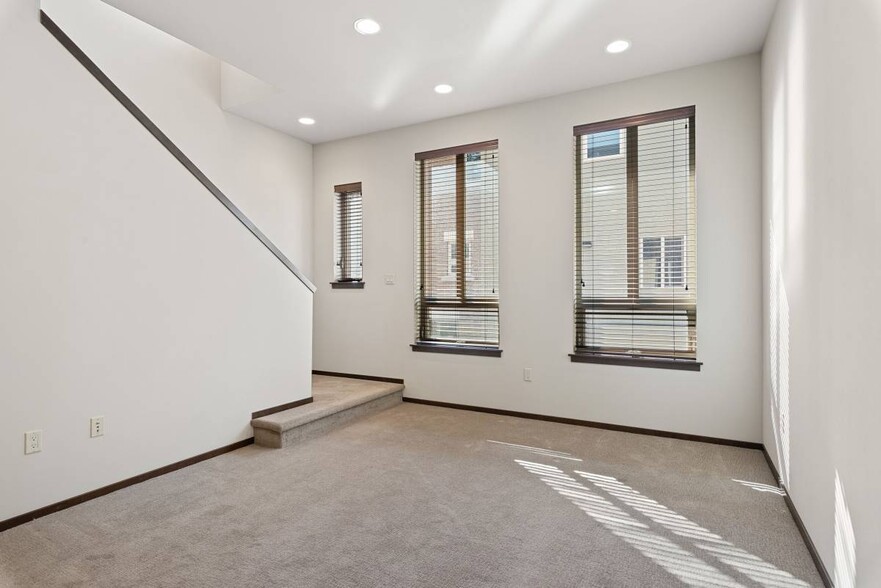 Building Photo - 180 Madrona Way NE