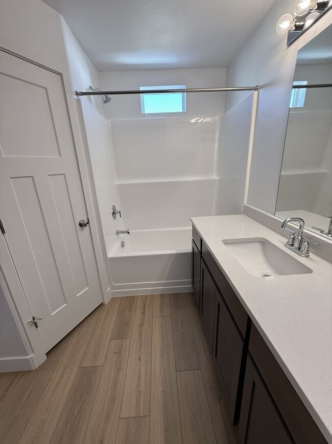 Building Photo - Spacious 3-Bedroom Upper-Level Home in Gra...