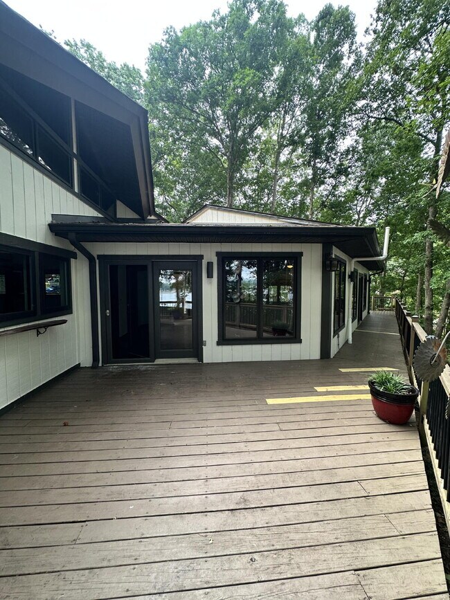 Building Photo - Beautiful Lake Front Property!