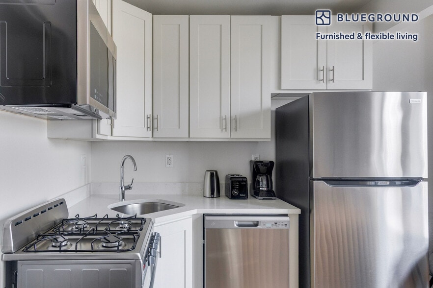 Building Photo - 45 W 81st St