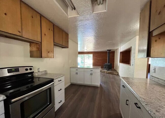 Building Photo - Quiet 3 Bedroom 2 Bathroom House