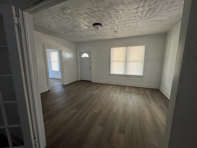 Building Photo - 1124 W Lincoln Ave
