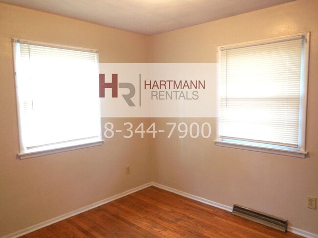 Building Photo - Three Bedroom 2 Bath Brick Home with 2 Car Garage!!