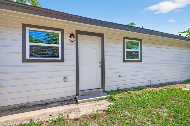 Building Photo - 10531 Royal Oaks Dr