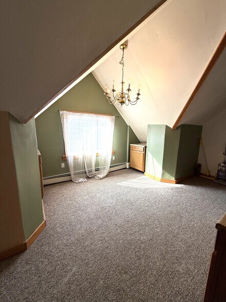 Building Photo - 913 W 9th St